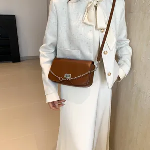 Sac bandoulière rétro en cuir marron avec chaîne argentée et fermoir rond en métal