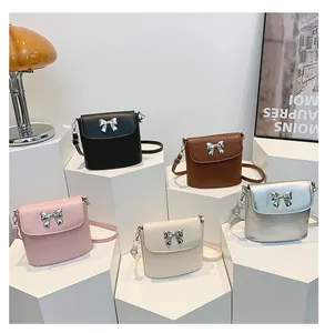 Borse a tracolla con patta a fiocco in nero, marrone, rosa, beige e argento