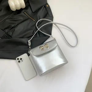 Borsa a tracolla quadrata argento chic con fiocco metallico e dettagli dorati