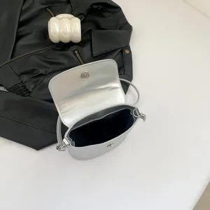 Mini borsa a secchiello argento metallizzato con fiocco e tracolla sottile