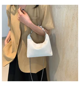 Dettaglio borsa hobo bianca con manico in perle e decorazione scritta fashion oro