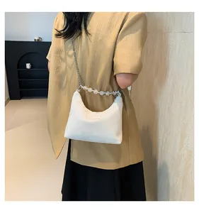 Borsa a tracolla bianca a mezzaluna con manico di perle e dettagli a catena argento