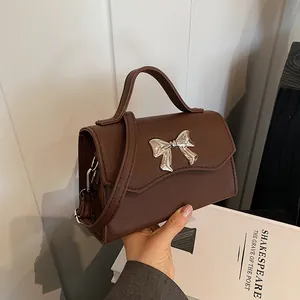 Borsa Quadrata Piccola da Donna in Pelle PU Saffiano Elegante Fibbia in Metallo a Fiocco Borsa a Tracolla per Pendolarismo Quotidiano