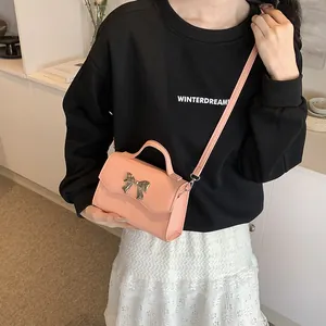 Borsa a tracolla rosa squadrata con fiocco argento e manico superiore per donna alla moda