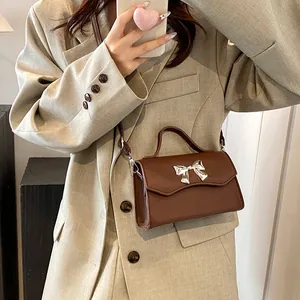 Borsa a tracolla alla moda in pelle testa di moro con fiocco argento e manico superiore