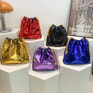 Sac seau à paillettes avec cordon et chaîne en rouge, doré, noir, bleu, ainsi que violet
