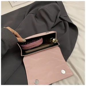 Détail de l'intérieur du sac carré rose montrant le compartiment et le fermoir magnétique