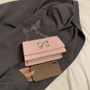 Petit sac carré en cuir verni rose avec texture plissée et chaîne à nœud argenté