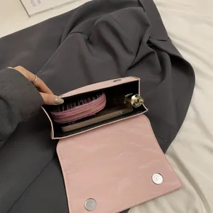Sac à épaule en cuir verni rose avec fermeture magnétique montrant l'espace intérieur