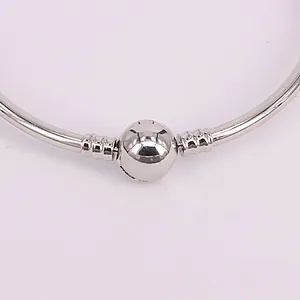 Bracelet jonc argenté poli avec un fermoir à boule ronde au design minimaliste