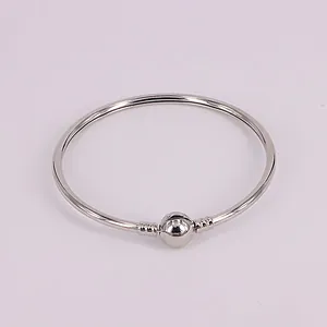 Bracelet jonc rigide argenté poli avec un fermoir sphérique et détails filetés