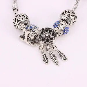 Pulsera de dijes azules con colgante de atrapasueños y plumas en cadena de serpiente