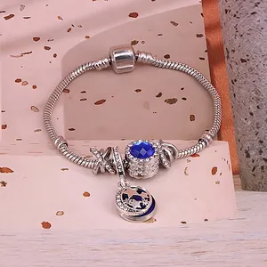 Bracelet à breloques étoile et lune avec perles en cristal bleu sur chaîne serpent