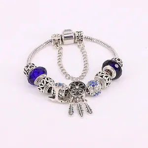 Pulsera de cuentas de vidrio azul con cadena de serpiente y colgante de pluma atrapasueños