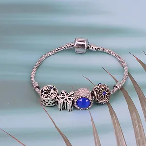 Bracelet à Charms Perles de Cristal Bleu Étoilé Avec Pendentifs Étoile Lune Ajourée Flocon de Neige Chaîne en Os de Serpent en Alliage pour Femmes