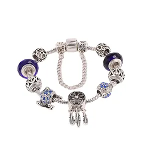 Pulsera de dijes azul con carruaje de calabaza y colgantes de atrapasueños
