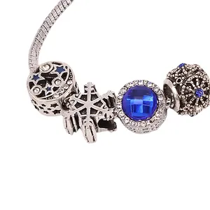 Bracelet chaîne serpent argentée avec gemme bleue et pendentifs étoile et lune