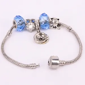 Bracelet chaîne serpent argenté avec perles en verre bleu et charmes chouette