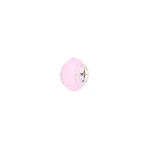 Makroansicht einer rosa facettierten Glasperle mit einem Kern aus S925 Sterlingsilber