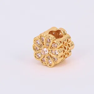 Charm fleur dorée orné de zircons et motifs de cœurs évidés pour bracelet à perles