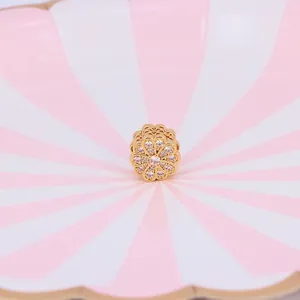Charme floral plaqué or avec accents de zircone et détails en cœur