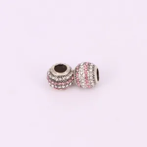 Makroaufnahme von versilberten Charms mit rosa und weißen Kristallen in Pavé-Fassung für DIY
