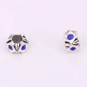 Detalle de cuentas de búho vintage con cristales azul oscuro para joyería artesanal