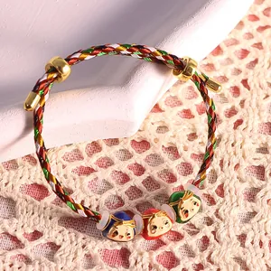 Bracciale intrecciato colorato per il festival delle barche drago con tre ciondoli
