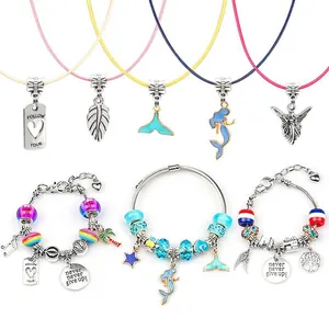 Vue détaillée de bracelets à breloques DIY et colliers colorés avec pendentifs variés