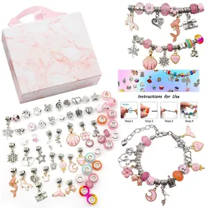 Roze marmeren geschenkdoos met DIY bedelarmband kit inclusief kralen en hangers