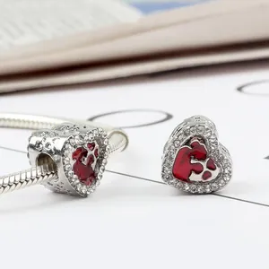 Macro di charm a cuore con zampa in smalto rosso e cristalli scintillanti