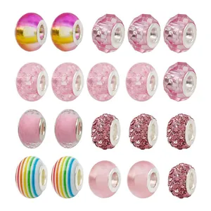 Detail van 20 roze DIY-sieradenkralen met kristalglas en gefacetteerde patronen