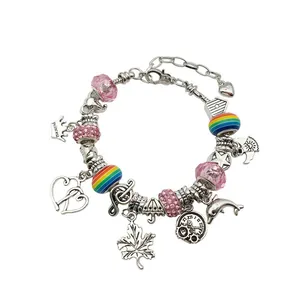 Roze DIY bedelarmbandset met zilveren hangers en kralen voor kinderen en meisjes