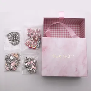 Gedetailleerde DIY armband set met roze kralen en zeebedeltjes in geschenkverpakking