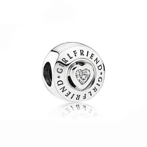 Charm cuore in argento lucido con gemma bianca e incisione Girlfriend per bracciali