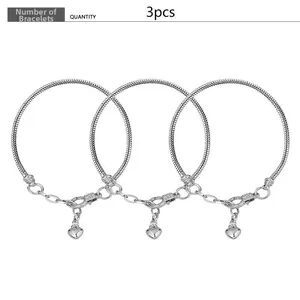 Détail de trois chaînes serpent argentées avec pendentifs cœur pour bracelets DIY
