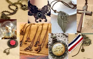 Detailoverzicht van DIY-sieraden met kanten chokers en vintage hangers in een cadeauset