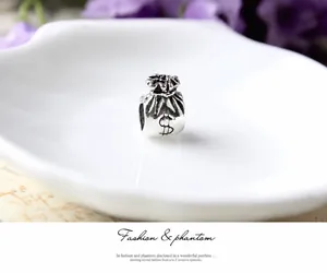 Détail macro d'une perle porte-bonheur en argent rétro avec signe dollar pour bracelet