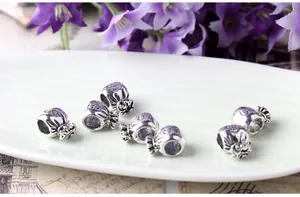 Gros plan détaillé des charms bourse en argent avec signe dollar pour bracelets DIY