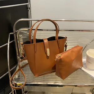 Set borsa a secchiello marrone con manici, dettagli dorati e pochette coordinata