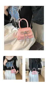 Detail van roze mini-handtas met strassteentjes strik en litchi-nerf kunstleer