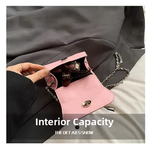 Interne capaciteit van roze mini-tas van kiezelleer met lippenstift en haaraccessoires