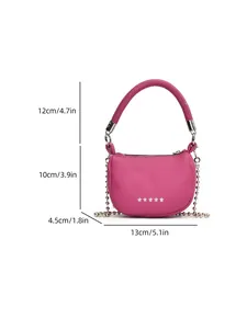 Dettaglio della mini borsa rosa con borchie a stella e dimensioni in cm e pollici