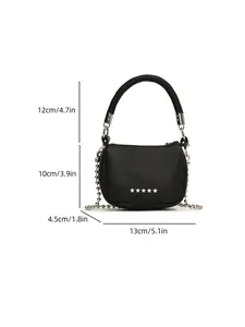 Dettaglio mini borsa in pelle nera con borchie a stella argentate e misure incluse