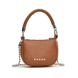 Dettaglio mini borsa in pelle litchi marrone con stelle argentate e catena a sfere