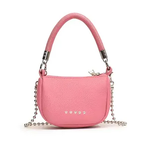 Borsa a sella in pelle rosa con borchie a stella d'argento e tracolla a catena