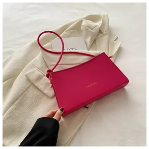 Dettaglio borsa fucsia con scritta FASHION dorata in pelle PU dallo stile elegante