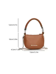 Schema delle dimensioni per una mini borsa in pelle marrone con stelle e catena d'argento