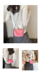 Dettagli mini borsa rosa in pelle martellata con catena d'argento e metallo