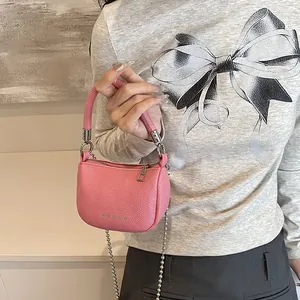 Mini borsa rosa in pelle martellata con catena a sfere d'argento e manico superiore curvo